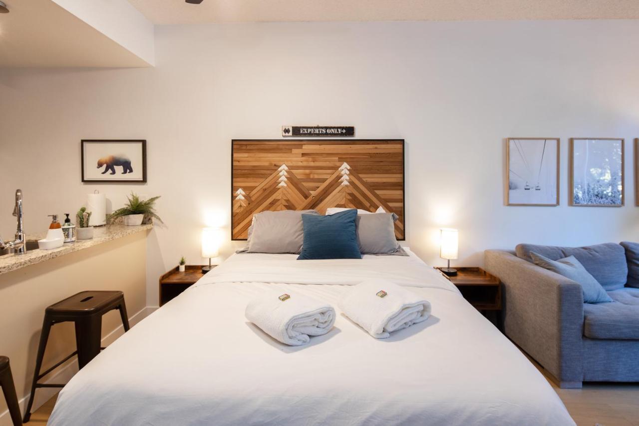 Bright Suite At Ski In/Out Glacier Lodge! 휘슬러 외부 사진
