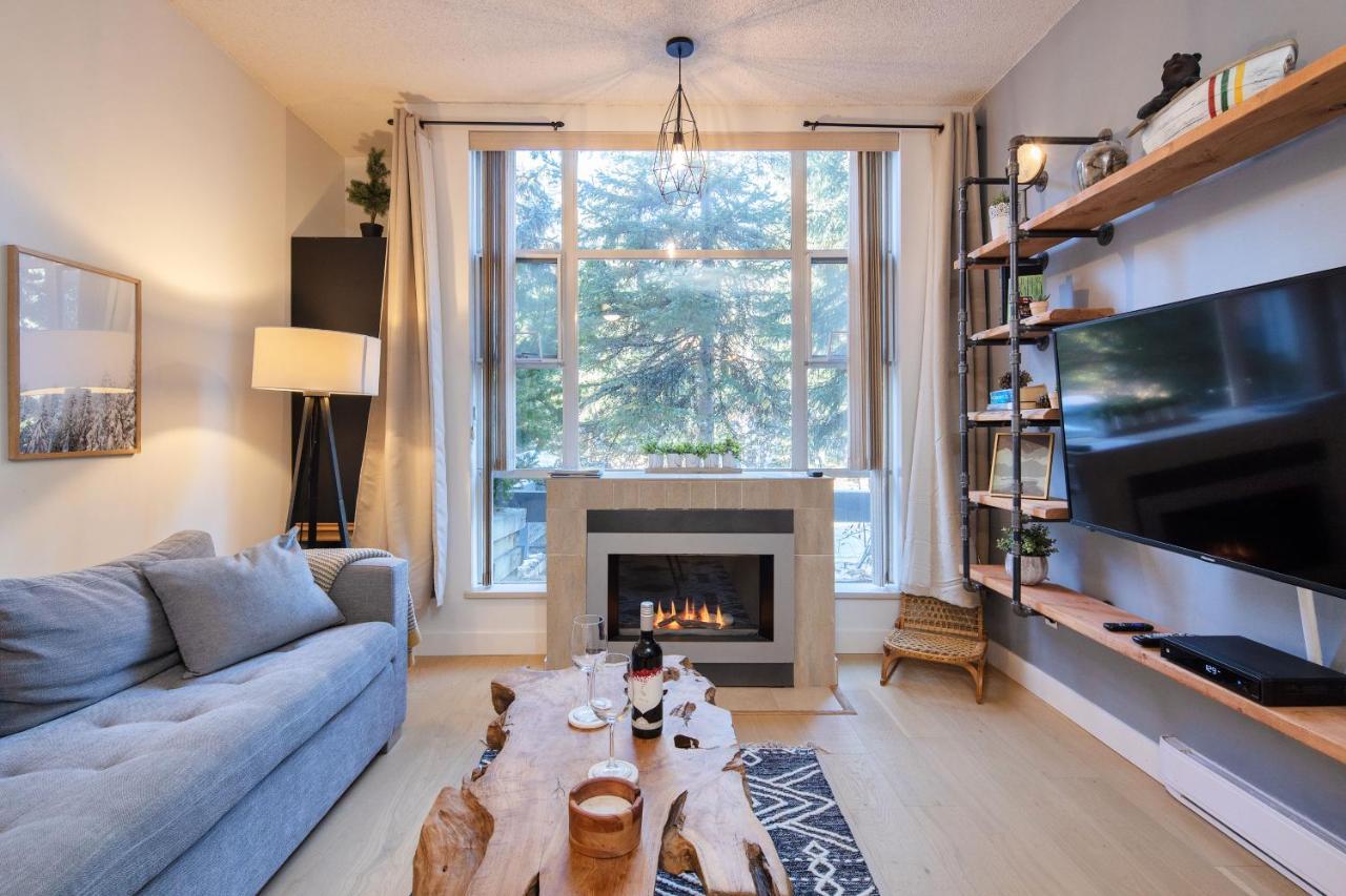 Bright Suite At Ski In/Out Glacier Lodge! 휘슬러 외부 사진